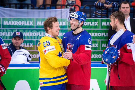 Sveriges Erik Gustafsson kramar om Tjeckiens Jaromir Jagr