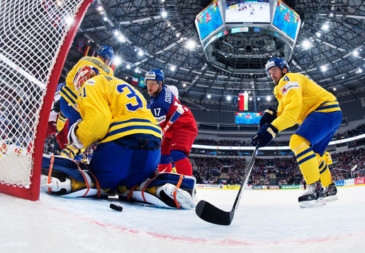 Sveriges Tim Erixon (t h) rensar undan en puck bakom
