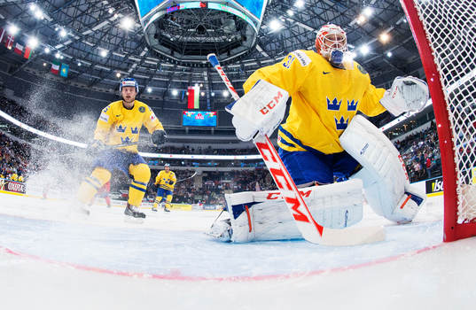 Sveriges Oscar Möller och målvakt Anders Nilsson
