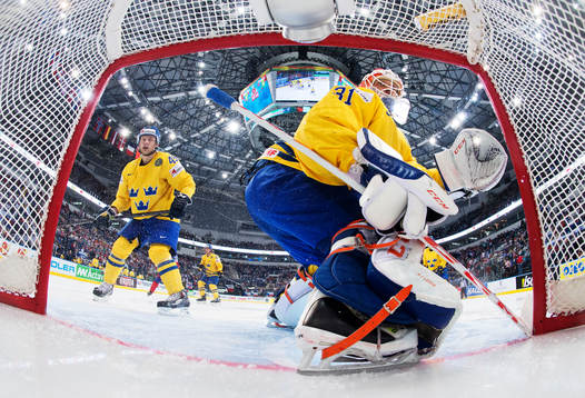 Sveriges Oscar Möller och målvakt Anders Nilsson