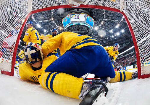 Sveriges Simon Hjalmarsson, målvakt Anders Nilsson, Niclas