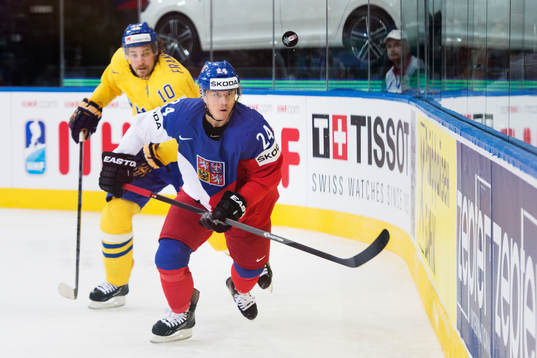 Sveriges Johan Fransson och Tjeckiens Jiri Hudler jagar
