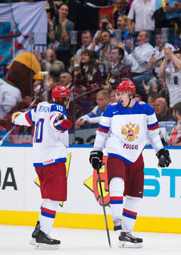 Rysslands Viktor Tikhonov och Yevgeni Malkin jublar