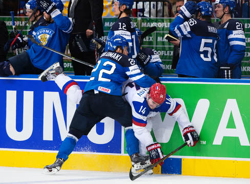 Finlands Miikka Salomäki tacklar Rysslands Alexander