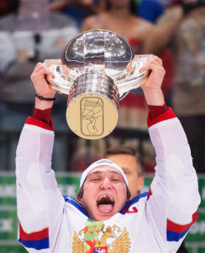 Rysslands Alexander Ovechkin höjer VM-pokalen