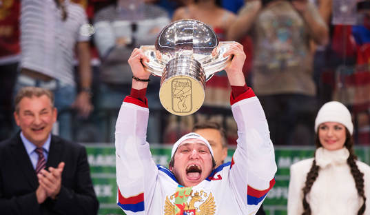Rysslands Alexander Ovechkin höjer VM-pokalen