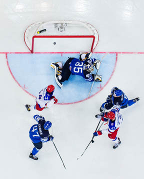 Rysslands Yegor Yakovlev och Artyom Anisimov ser 4-2-pucken