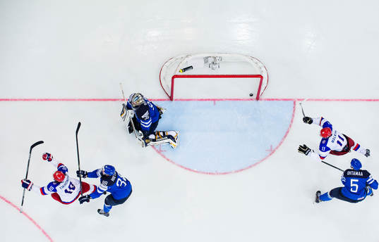 Rysslands Viktor Tikhonov och Yevgeni Malkin jublar