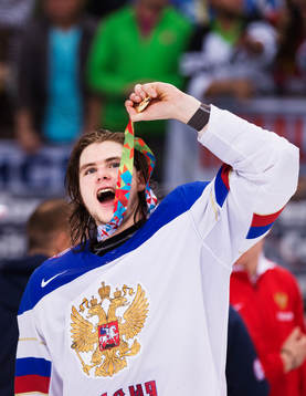 Rysslands Viktor Tikhonov jublar med sin guldmedalj