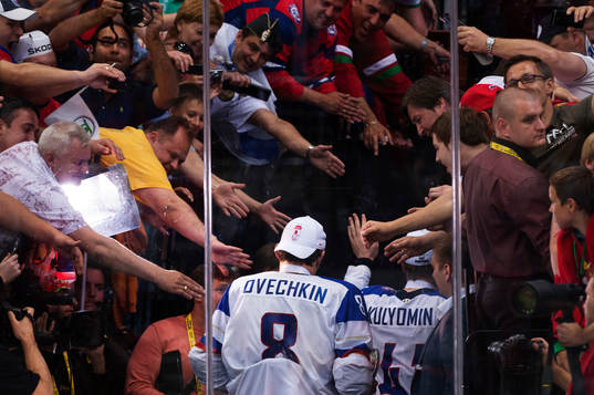 Rysslands Alexander Ovechkin lämnar isen