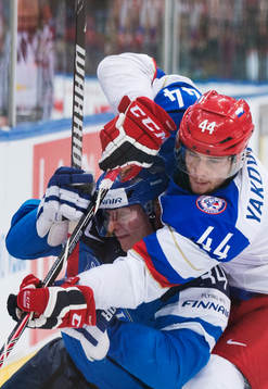 Finlands Olli Palola blir tacklad av Rysslands Yegor
