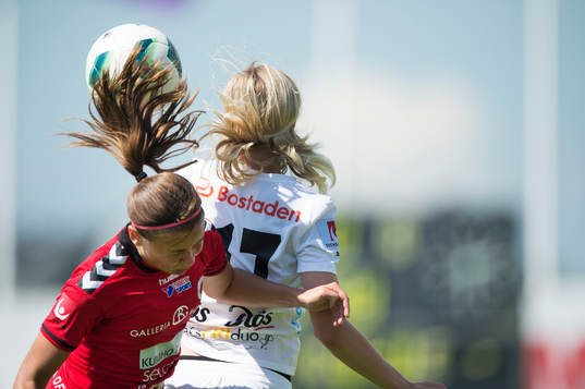 Kristianstads Alice Nilsson  får en knuff av Umeås Lina