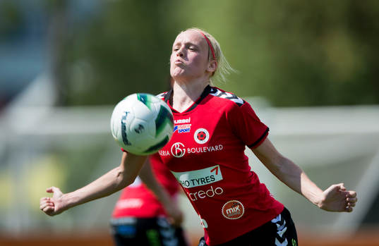Kristianstads matchhjälte Linnea Liljegärd tar ner bollen