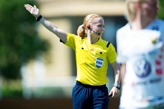 Domaren Linn Andersson i matchen i damallsvenskan mellan