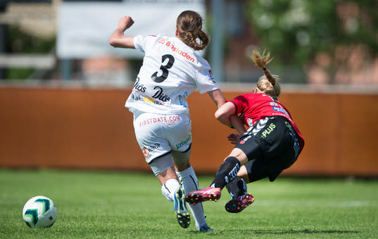 Umeås Elin Landström tacklar Kristianstads Linnea