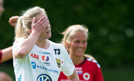 Slutsignal och en Umeå-tjej tar sig för pannan i matchen
