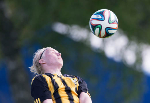 IFK Hässleholms Jonathan Brodén tar ner bollen på