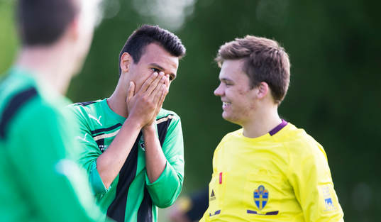 Domaren har utdelat varning till en Högaborgs-spelare  i