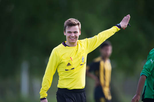 Domaren Sebastian Robertsson i matchen i juniorallsvenskan