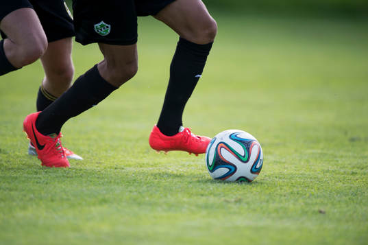 Kamp om bollen, fotbollsskor Nike,  i matchen i