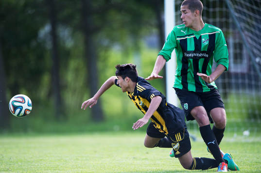 IFK Hässleholms Hamed Rahimi trycks ner och får straff  i