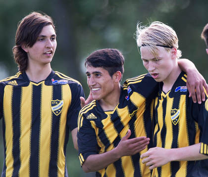 Straffskytten IFK Hässleholms Jonathan Brodén grattas av