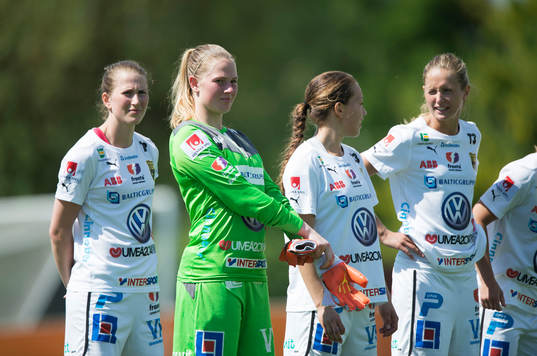 Umeås målvakt Tove Ekblom vid lineup i matchen i