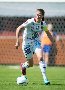 Umeås lagkapten Emma Berglund i matchen i damallsvenskan