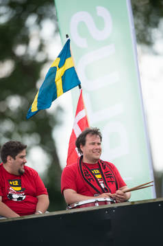 Supporters med trummor i matchen i damallsvenskan mellan