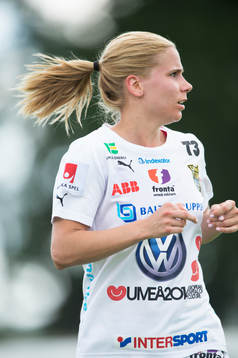 Umeås Tuija Hyyrynen i matchen i damallsvenskan mellan