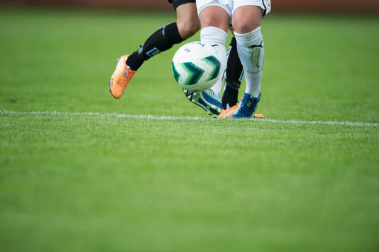Kamp om bollen i matchen i damallsvenskan mellan