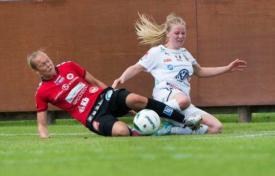 Umeås Jenny Hjohlman tacklas av Kristianstads Therese