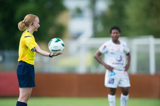 Domaren Linn Andersson gör nedsläpp i matchen i