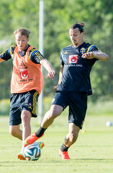 Sveriges Zlatan Ibrahimovic  och Ola Toivonen