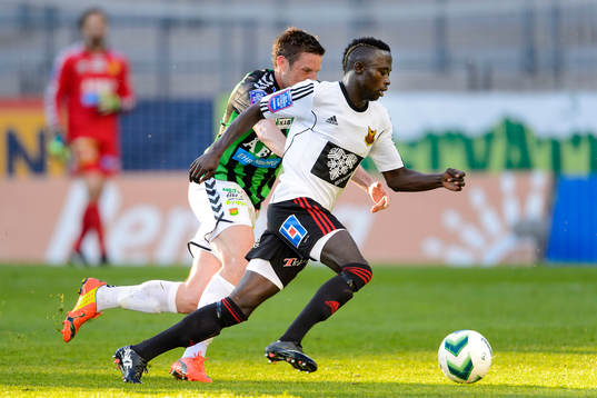 Östersunds Modou Barrow jagas av GAIS Kenneth Gustafsson