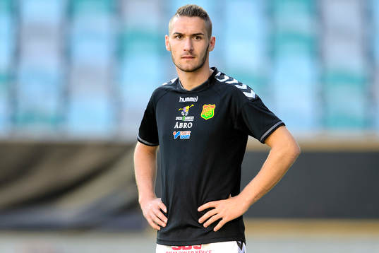 GAIS Shkelqim Krasniqi värmer upp innan fotbollsmatchen i