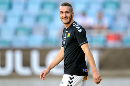 GAIS Shkelqim Krasniqi värmer upp innan fotbollsmatchen i
