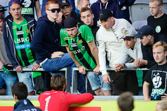 GAIS målvakt Tommi Vaiho stannar kvar och pratar med fansen