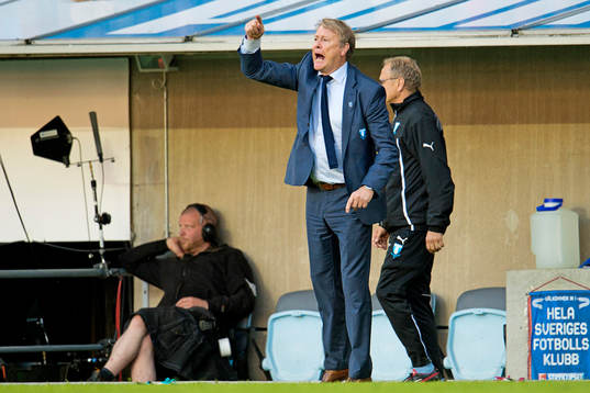 Malmö FFs tränare Åge Hareide ger instruktioner