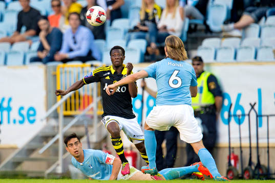 s Ebenezer Ofori tar sig förbi Malmö FFs Amin Nazari och
