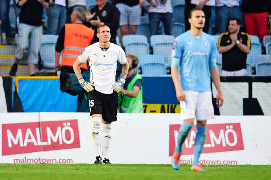Malmö FFs målvakt Robin Olsen deppar