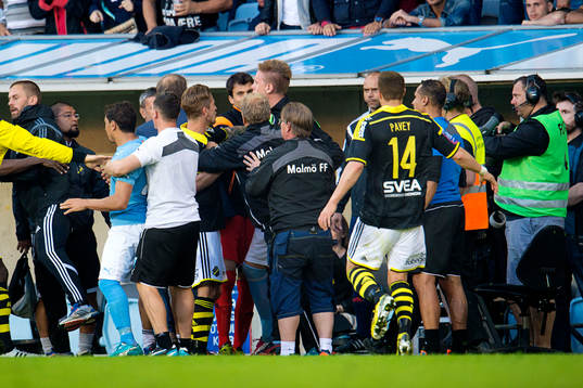 Bråkigt på bänkarna när Malmö FFs Guillermo Molins