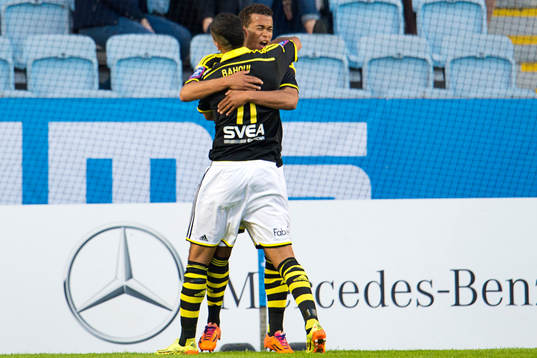 s Nabil Bahoui och Robin Quaison jublar