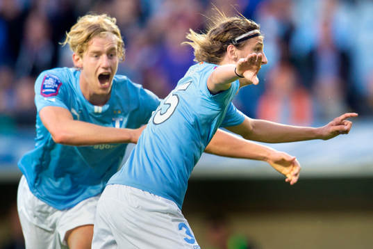 Malmö FFs Pawel Cibicki firar med Filip Helander