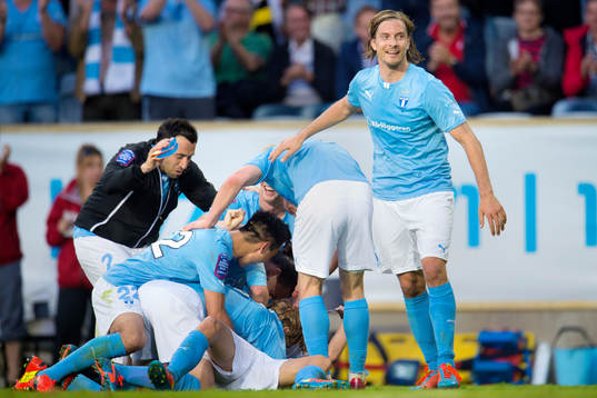 Malmö FFs Pawel Cibicki firar med lagkamraterna och Markus