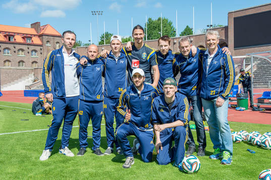Sveriges Zlatan Ibrahimovic hälsar på det Svenska laget