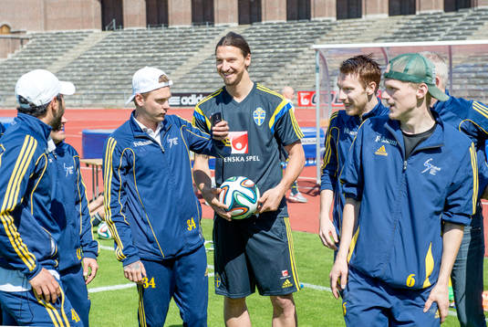Sveriges Zlatan Ibrahimovic hälsar på det Svenska laget