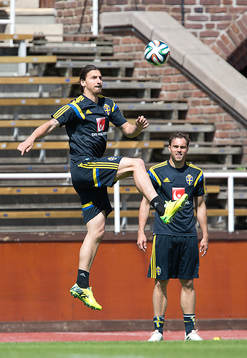Sveriges Zlatan Ibrahimovic och Johan Elmander