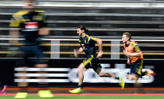 Sveriges Zlatan Ibrahimovic och Pierre Bengtsson