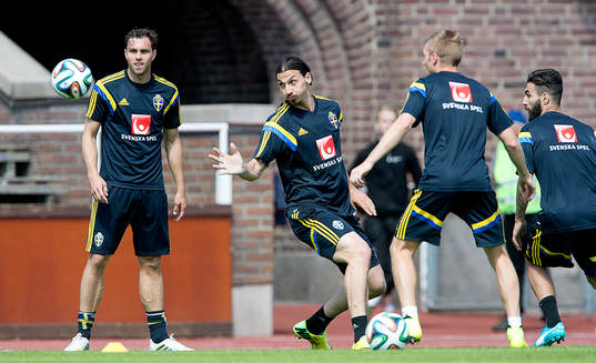 Sveriges Zlatan Ibrahimovic och Johan Elmander